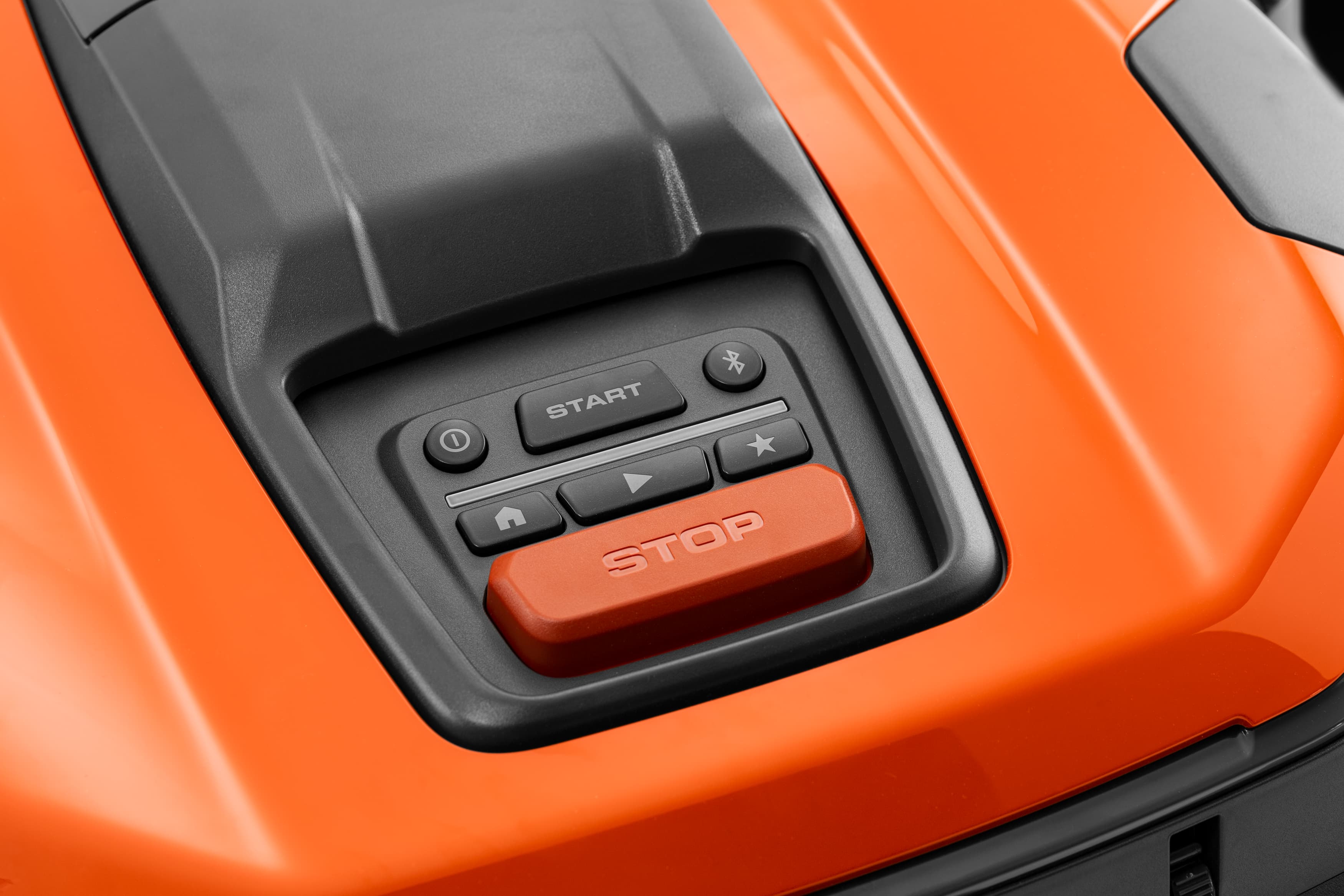 Interface adapted for professional handling, meaning more important settings and controls managed remotely through Husqvarna Fleet Services smartphone app or via PC/tablet. Simplifies use for inexperienced users and minimizes serious impact on the product in case of vandalism. image