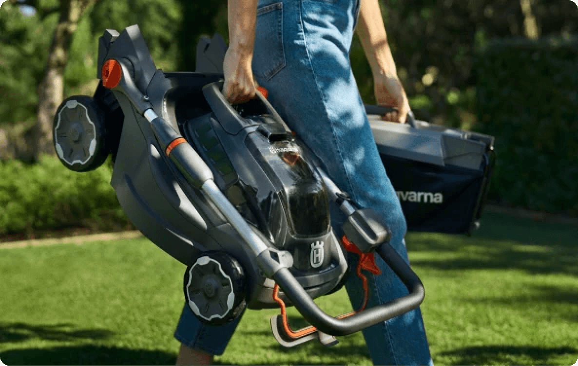 man wearing ppe with chainsaw