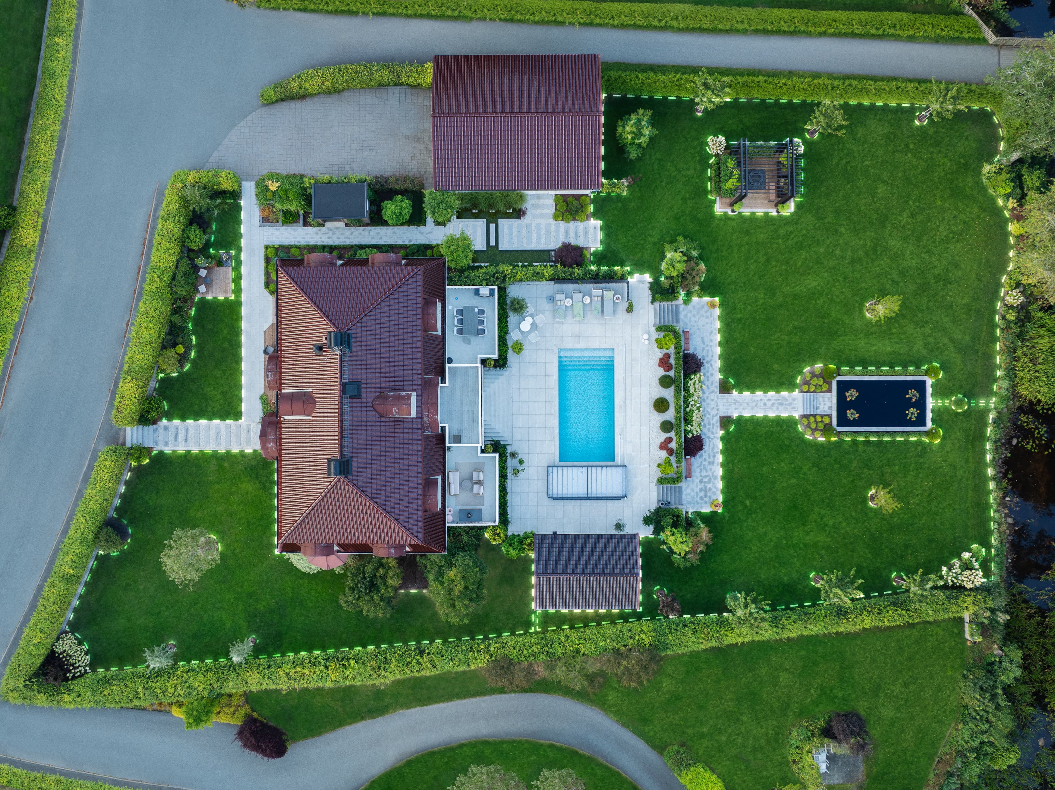 Customisable lawn maintenance thanks to wire free installation with virtual boundaries.
The virtual boundaries are easy to install and adjust in the Husqvarna Automower® Connect app, and you can create stay-out zones and multiple work areas with different settings. image